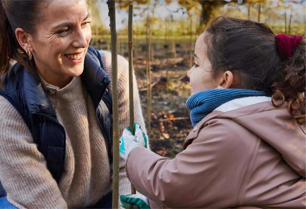 Vrouw en kind planten een boom