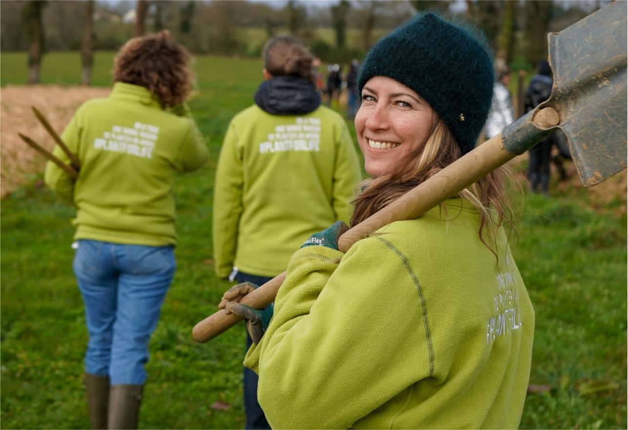 Vrouw met tuingereedschap